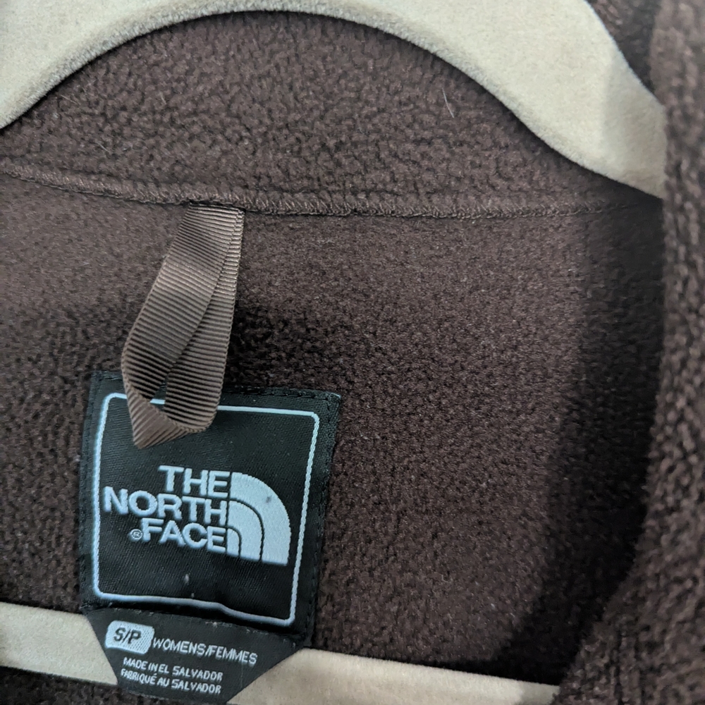 The North Face Woman’s Polartec Denali Fleece Jacket in Dark Chocolate. - Picture 3 of 4